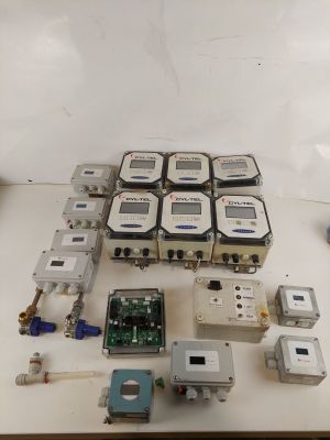 de nombreux appareils électroniques posés sur une table