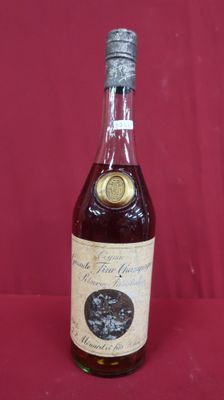 une photo d'une bouteille d'alcool posée sur une surface rouge