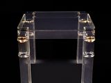 table d'appoint en acrylique transparent avec des touches dorées et des anneaux dorés