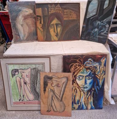 de nombreux tableaux exposés sur une table dans une pièce