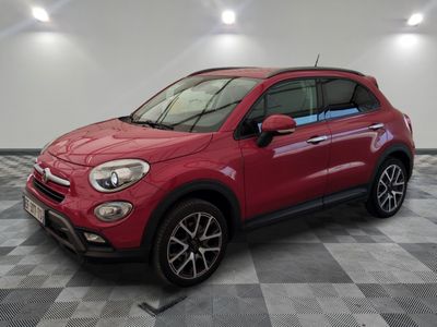 un SUV Fiat rouge garé sur un sol à damier dans un garage