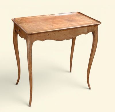 l'image d'une petite table en bois avec un tiroir en dessous