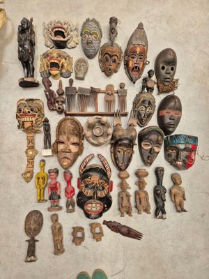 de nombreux types de masques africains posés par terre