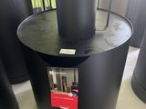 une table noire sur laquelle se trouve un porte-revues