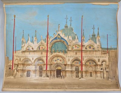 une vieille photo représentant un tableau d'un bâtiment sur lequel figure une horloge