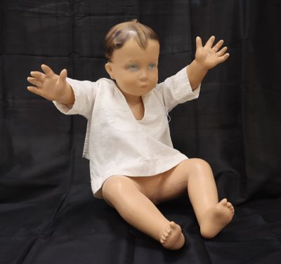 Mannequin d'enfant assis, bras mobiles.
