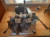 une machine posée sur une table dans une pièce