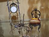 une table en verre sur laquelle se trouvent une horloge et une bougie