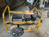 une petite machine qui se trouve dans un garage