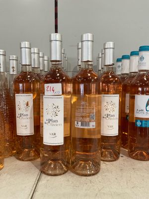 plusieurs bouteilles de vin sont alignées sur un comptoir