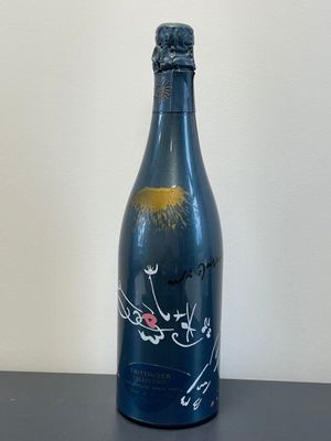 une bouteille de vin posée sur une table