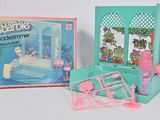 une maison de poupées Barbie avec une baignoire et une baignoire