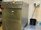 une photo d'une cuisine professionnelle équipée d'un grand four