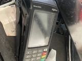 un téléphone portable posé sur une table