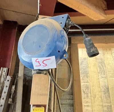 une lampe bleue suspendue au plafond