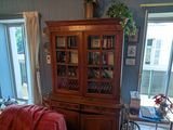 un salon avec un canapé rouge et une bibliothèque