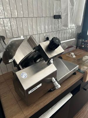 une machine posée sur le comptoir d'une cuisine