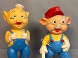deux figurines représentant un cochon et un cochon en salopette bleue