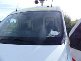 une camionnette blanche avec un autocollant sur le devant