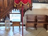 une lampe rouge posée sur un pied dans une pièce