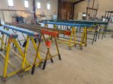 une grande salle où se trouvent de nombreuses tables et chaises