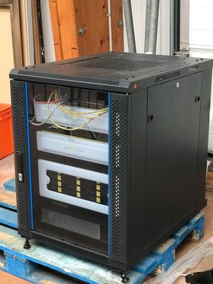 une photo d'un rack contenant de nombreux câbles