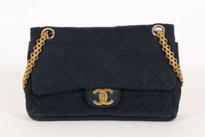 Sac Chanel à rabat en cuir d'agneau matelassé bleu marine, avec finitions dorées