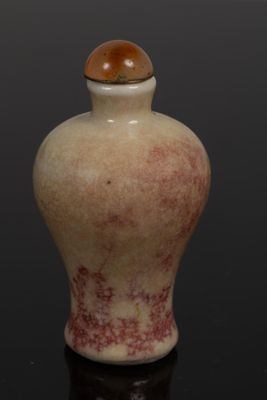 a picture of a small vase with a wooden lid