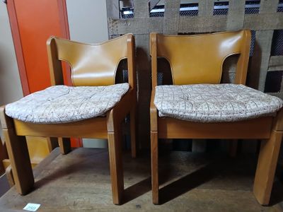 two chairs that are sitting next to each other on the floor