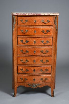 une commode ancienne avec dessus en marbre
