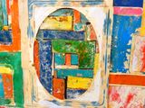 une photo d'un mur peint de couleurs vives avec une fenêtre ronde