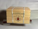 une boîte en bois portant une étiquette