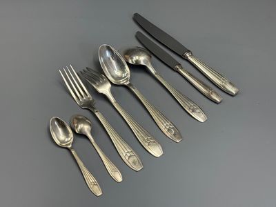 six cuillères, fourchettes et un couteau posés sur une table