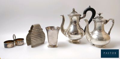 beaucoup d'objets en argent qui se trouvent sur la table
