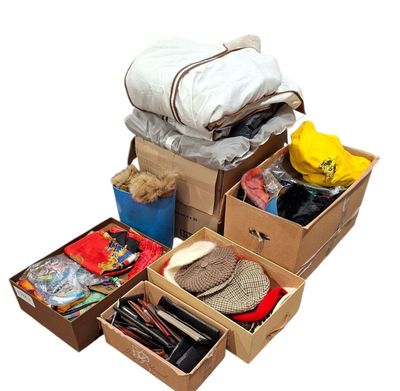 de nombreux cartons d'objets posés à même le sol