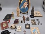 de nombreux objets religieux posés sur une table, à côté d'une photo d'une femme