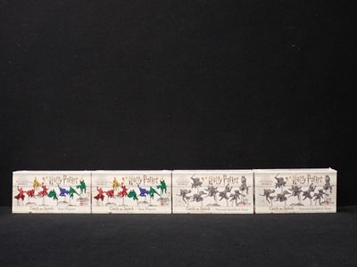 une rangée de quatre boîtes ornées d'une image de chevaux