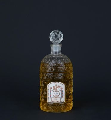 une bouteille d'alcool posée sur une surface noire