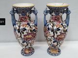 deux vases posés sur une table
