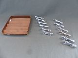 un plateau avec six figurines de chevaux en argent et un plateau avec six chevaux en argent