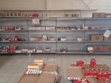 de nombreuses caisses et encore des caisses de nourriture par terre dans un magasin