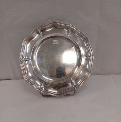 un plateau d'argent antique sur un support sur fond blanc