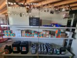 de nombreux objets sur les étagères du garage