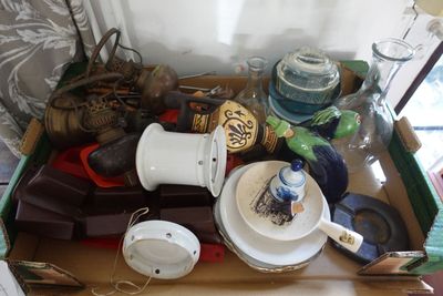 une boîte remplie d'objets assortis posée sur une table