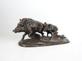 statue en bronze représentant une laie et ses marcassins sur un rocher