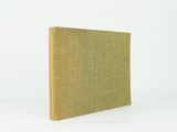 un gros plan d'un livre sur une surface blanche avec un fond blanc