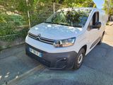 une camionnette blanche garée sur le bord de la route