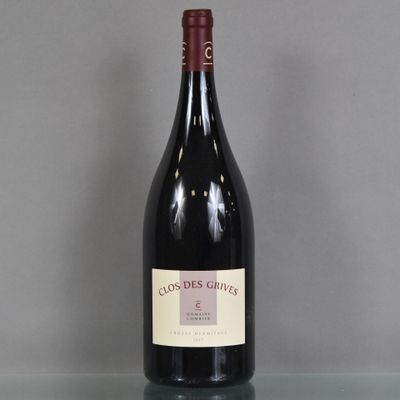 la bouteille de vin rouge est posée sur la table en verre
