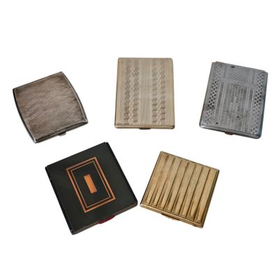 Plusieurs types de livres sont disposés en cercle sur une surface blanche.