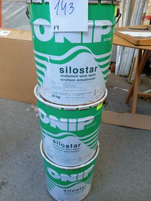une pile de seaux empilés les uns sur les autres
